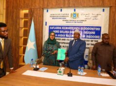 Sawiro;-Guddoomiyihii hore ee golaha shacabka oo xilka ku wareejiyey sii hayaha xilka guddoomiyaha golaha shacabka