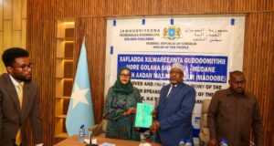 Sawiro;-Guddoomiyihii hore ee golaha shacabka oo xilka ku wareejiyey sii hayaha xilka guddoomiyaha golaha shacabka