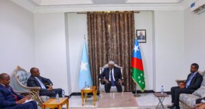 Sawiro;-Hoggaamiye Sheekh Aadan Madoobe oo Muqdisho kulan kula yeeshay ku-xigeenka Ergeyga Midowga Afrika