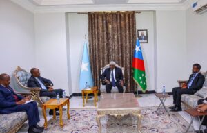 Sawiro;-Hoggaamiye Sheekh Aadan Madoobe oo Muqdisho kulan kula yeeshay ku-xigeenka Ergeyga Midowga Afrika
