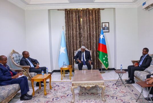 Sawiro;-Hoggaamiye Sheekh Aadan Madoobe oo Muqdisho kulan kula yeeshay ku-xigeenka Ergeyga Midowga Afrika