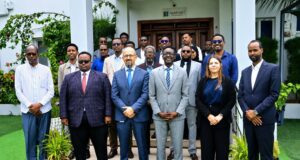 Sawiro;-Agaasimaha Guud ee Wasaaradda Amniga Gudaha DKGS oo Muqdisho uga Qayb Galay Shir Lagu Xoojinayo Dadaallada Ka Hortagga Miinooyinka”.