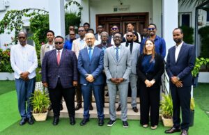 Sawiro;-Agaasimaha Guud ee Wasaaradda Amniga Gudaha DKGS oo Muqdisho uga Qayb Galay Shir Lagu Xoojinayo Dadaallada Ka Hortagga Miinooyinka”.