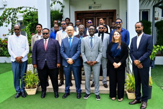 Sawiro;-Agaasimaha Guud ee Wasaaradda Amniga Gudaha DKGS oo Muqdisho uga Qayb Galay Shir Lagu Xoojinayo Dadaallada Ka Hortagga Miinooyinka”.