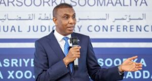 RW Xamsa Cabdi Barre oo ku wajahan Dhuusamareeb