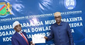 Sawiro:-Shariif Xasan Sheekh Aadan Oo Guddoomay Shahaadada Musharraxnimada Hoggaanka Koonfur Galbeed
