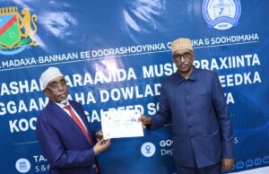 Sawiro:-Shariif Xasan Sheekh Aadan Oo Guddoomay Shahaadada Musharraxnimada Hoggaanka Koonfur Galbeed