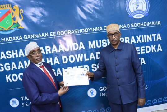 Sawiro:-Shariif Xasan Sheekh Aadan Oo Guddoomay Shahaadada Musharraxnimada Hoggaanka Koonfur Galbeed