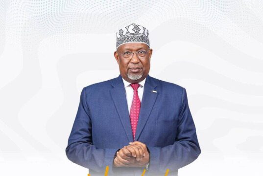 MW Xasan Sheekh oo hambalyo u diray Aadan Madoobe.