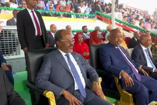 Madaxweynaha Soomaaliya oo Jabuuti uga qaybgalay Munaasabad lagu maamuusayo madaxbannaanidii Jabuuti.