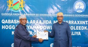 Sawiro;-Musharax Sheekh Aadan Maxamed Nuur Madoobe oo Qaatay Shahaadada Musharraxnimo ee Hoggaamiyaha Koonfur Galbeed