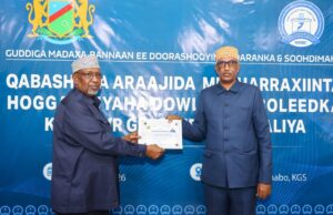 Sawiro;-Musharax Sheekh Aadan Maxamed Nuur Madoobe oo Qaatay Shahaadada Musharraxnimo ee Hoggaamiyaha Koonfur Galbeed