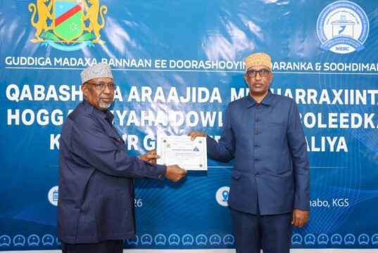 Sawiro;-Musharax Sheekh Aadan Maxamed Nuur Madoobe oo Qaatay Shahaadada Musharraxnimo ee Hoggaamiyaha Koonfur Galbeed