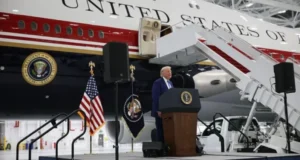 Trump oo soo bandhigay diyaarad uu ka helay dalka Qatar.