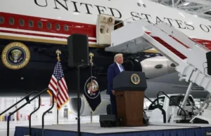 Trump oo soo bandhigay diyaarad uu ka helay dalka Qatar.
