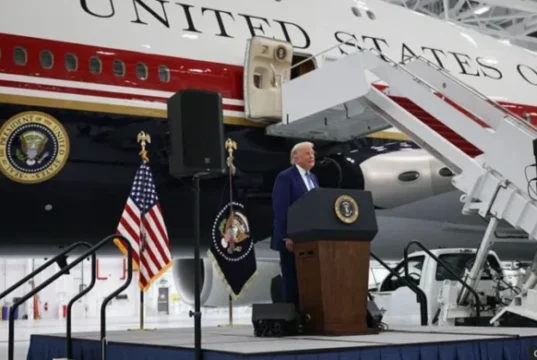 Trump oo soo bandhigay diyaarad uu ka helay dalka Qatar.