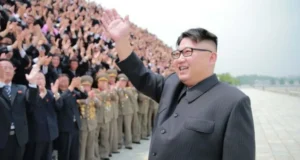 Kim Jong Un, ayaa sheegay in dalkiisu uu ciidanka badda ku qalabaynayo hubka niyukliyarka .