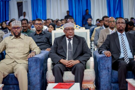Sawiro;- Hoggaamiyaha Sheekh Aadan (Madoobe) oo uga mahadceliyey Baarlamaanka ansixinta Wasiirrada cusub
