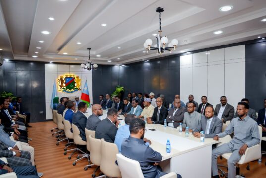 Sawiro;-Hoggaamiyaha Koonfur Galbeed oo Kulan La Qaatay Wasiirrada Cusub