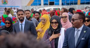 Sawiro;-Hoggaamiye sheekh aadan madoobe oo baydhabo ku soo dhaweeyay guddoomiyaha kmg-ka ee golaha shacabka bfs iyo wafdi ay hoggaaminayso.