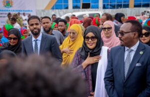 Sawiro;-Hoggaamiye sheekh aadan madoobe oo baydhabo ku soo dhaweeyay guddoomiyaha kmg-ka ee golaha shacabka bfs iyo wafdi ay hoggaaminayso.