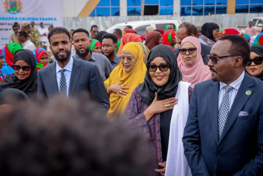 Sawiro;-Hoggaamiye sheekh aadan madoobe oo baydhabo ku soo dhaweeyay guddoomiyaha kmg-ka ee golaha shacabka bfs iyo wafdi ay hoggaaminayso.