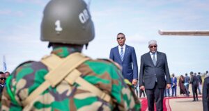 Sawiro;-Hogaamiye shekh aadan madoobe ayaa magaalada baydhabo kuso dhoweyey wafdi uu hogaaminayey raisul wasaaraha dalka.