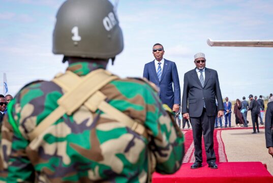 Sawiro;-Hogaamiye shekh aadan madoobe ayaa magaalada baydhabo kuso dhoweyey wafdi uu hogaaminayey raisul wasaaraha dalka.