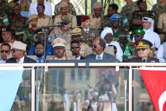 Sawiro;-Madaxweyne Xasan Sheekh Oo Tababar U Soo Xiray Saraakiil Iyo Saraakiil-xigeenno Ka Qalin Jabiyay Dugsiga TURKSOM