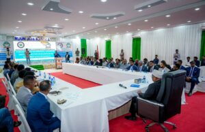 Sawiro;-Hoggaamiye sheekh aadan madoobe oo soo xiray shirka banbaxa golaha wasiirrada kgs