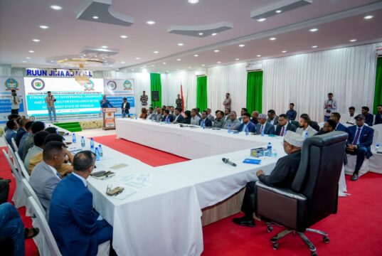 Sawiro;-Hoggaamiye sheekh aadan madoobe oo soo xiray shirka banbaxa golaha wasiirrada kgs