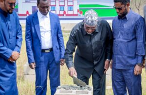 Sawiro;-Hoggaamiyaha Dowladda Koonfur Galbeed oo Dhagax Dhigay Masjid Weyn oo laga Dhisayo Aqalka Madaxtooyada