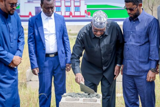 Sawiro;-Hoggaamiyaha Dowladda Koonfur Galbeed oo Dhagax Dhigay Masjid Weyn oo laga Dhisayo Aqalka Madaxtooyada