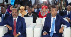 Sawiro;-Madaxweyne Xasan Sheekh oo ka qeyb galay munaasabad lagu maamuusay guddigii qabanqaabada maalmaha xorriyadda iyo midnimada Soomaaliya.