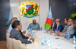 Hoggaamiye Sheekh Aadan Madoobe oo kulan la qaatay Guddiga Qabanqaabada Caleema-saarka