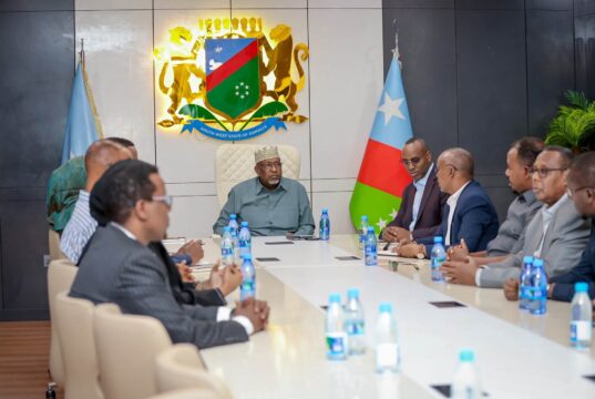 Hoggaamiye Sheekh Aadan Madoobe oo kulan la qaatay Guddiga Qabanqaabada Caleema-saarka