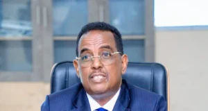 Wasiir Cali Xoosh oo si adag uga Jawaabay Mucaaradka: “Dib Looguma Noqonayo Marxaladihii Ku-meelgaarka”