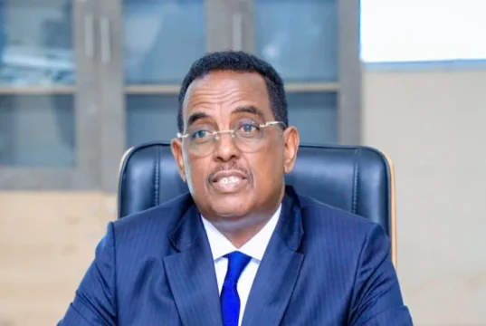 Wasiir Cali Xoosh oo si adag uga Jawaabay Mucaaradka: “Dib Looguma Noqonayo Marxaladihii Ku-meelgaarka”