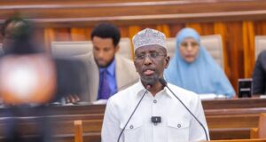 Mw hore ee Soomaaliya, Shariif Sheekh Axmed, ayaa sheegay in hubka Qaranka loo adeegsanayo beegsiga siyaasiyiinta