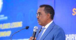 Muxuu Wasiir Cali Xoosh ka yiri wararka sheegaya inuu iscasilayo?