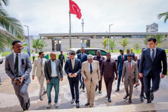 Sawiro;-Hoggaamiyaha Koonfur Galbeed oo la kulmay Safiirka Turkiga