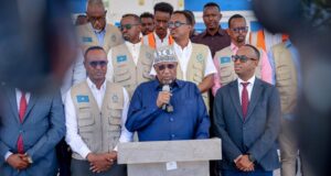 Sawiro;-Hoggaamiye Sheekh Aadan Madoobe oo Booqasho Shaqo ku Tagay Xarunta Hay’adda SoDMA ee Muqdisho