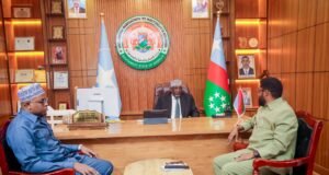 Sawiro;-Hoggaamiyaha koonfur galbeed oo booqasho shaqo ku tagay xarunta wasaaradda warfaafinta