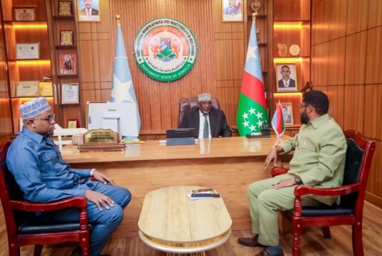 Sawiro;-Hoggaamiyaha koonfur galbeed oo booqasho shaqo ku tagay xarunta wasaaradda warfaafinta