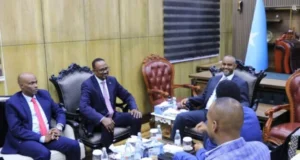Guddoomiyaha Golaha Shacabka oo La kulmay Safiirka Jabuuti u fadhiyo Soomaaliya.