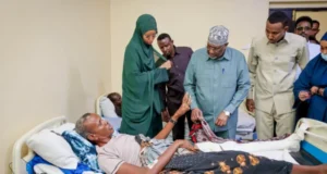 Hogaamiye Adan Madoobe oo Isbitaalada ku booqday qaar ka mid ah ciidankii ku dhaawacmay dagaalkii ka dhacay Baydhabo.