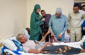 Hogaamiye Adan Madoobe oo Isbitaalada ku booqday qaar ka mid ah ciidankii ku dhaawacmay dagaalkii ka dhacay Baydhabo.