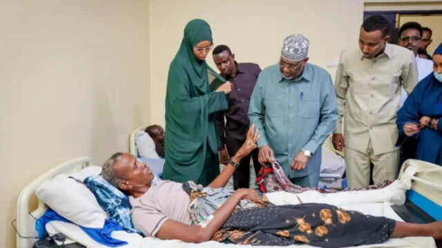 Hogaamiye-Adan-Madoobe-oo-Isbitaalada-ku-booqday-q-696x392