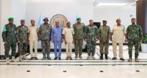 Madaxweynaha Soomaaliya oo Muqdisho kula kulmay Taliye Ku-xigeenka Ciidanka Difaaca Yugaandha.