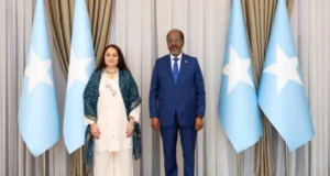 Madaxweynaha Soomaaliya, oo maanta Xarunta Madaxtooyada Qaranka warqadaha aqoonsiga Danjirenimo kaga guddoomay safiirro cusub oo ka socday Toddobo dal.